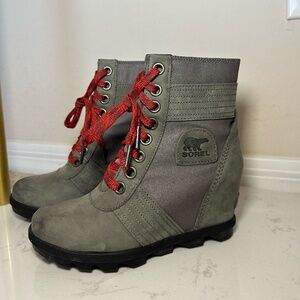 Sorel Lexie Wedge Lace Up size 6 Quarry